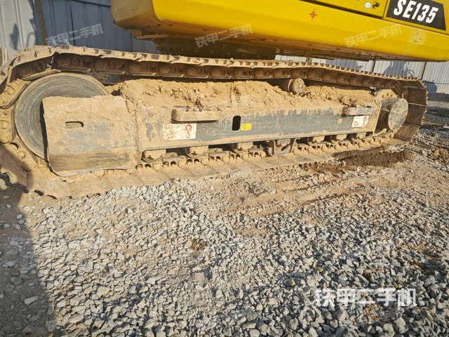 單側(cè)履帶整體(整機(jī)外觀) 單側(cè)履帶整體(整機(jī)外觀)