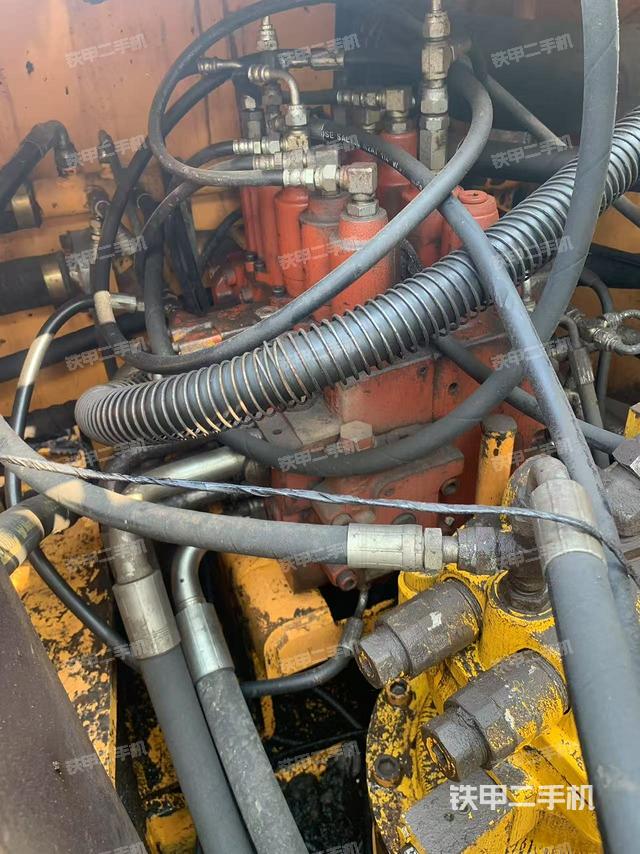 回轉(zhuǎn)馬達(dá)和主控閥（整機(jī)外觀）