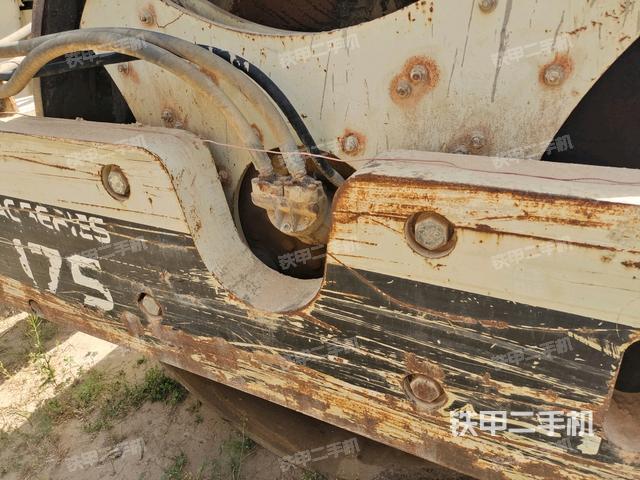 前車架正右側(cè)（壓路機(jī)前后車架）