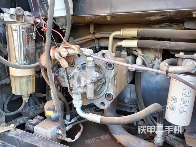 液壓泵艙室正面整體(整機外觀) 液壓泵艙室正面整體(整機外觀)