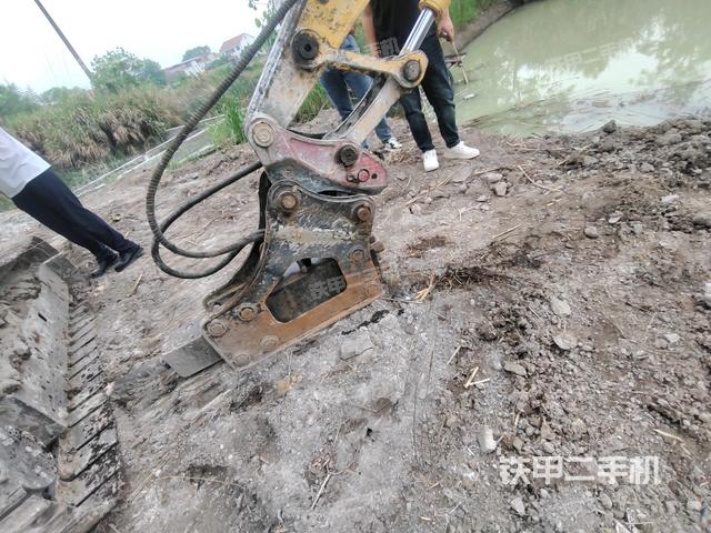 鏟斗45度(工作和回轉(zhuǎn)裝置) 鏟斗45度(工作和回轉(zhuǎn)裝置)