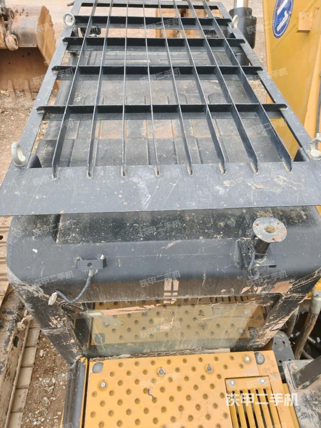 駕駛室頂部(整機(jī)外觀) 駕駛室頂部(整機(jī)外觀)