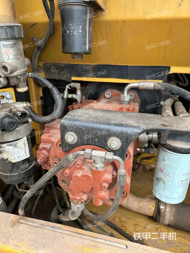 液壓泵艙室正面整體(整機(jī)外觀) 液壓泵艙室正面整體(整機(jī)外觀)
