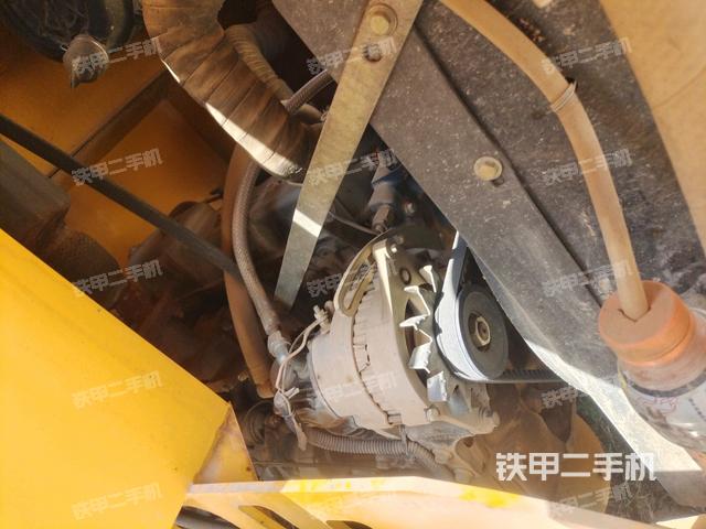 發(fā)動(dòng)機(jī)左側(cè)全景（壓路機(jī)發(fā)動(dòng)機(jī)艙）