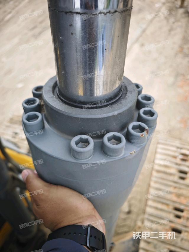 駕駛室頂部(整機(jī)外觀) 駕駛室頂部(整機(jī)外觀)