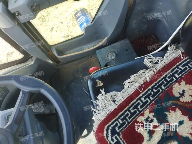 駕駛室頂蓬內(nèi)（壓路機(jī)駕駛室）