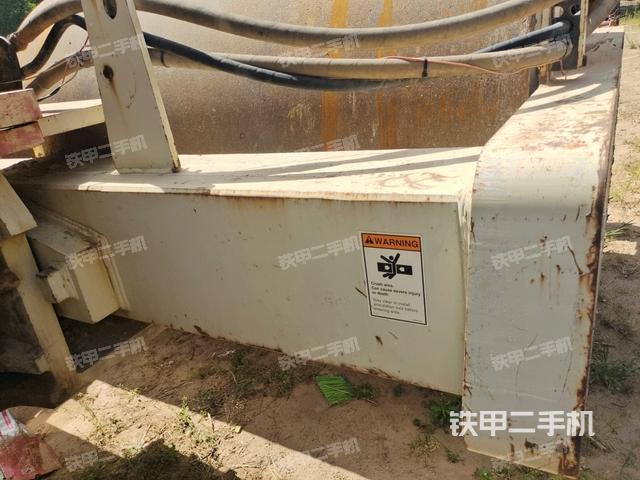 后輪右側(cè)全景（壓路機(jī)前后車架）