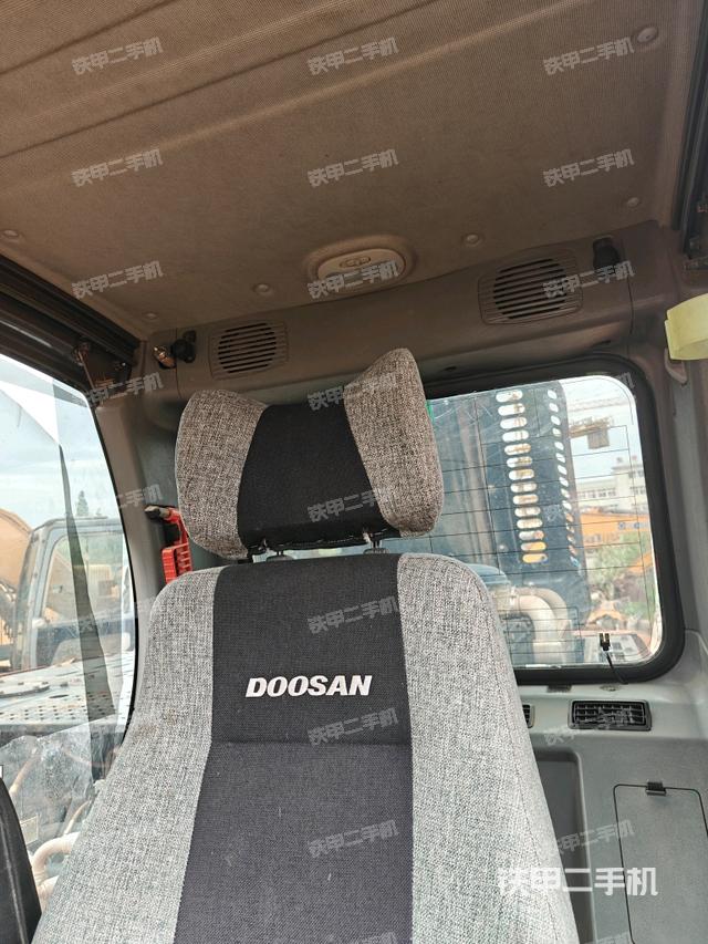 座椅左側(cè)控制臺(tái)/音響/含左手柄(駕駛室部分) 座椅左側(cè)控制臺(tái)/音響/含左手柄(駕駛室部分)