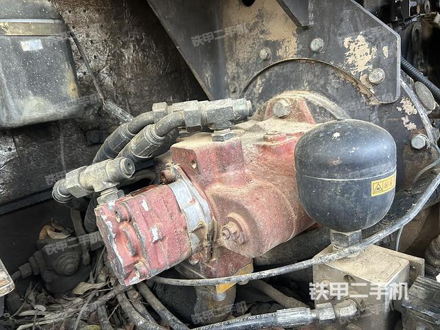 液壓泵艙室正面整體(整機外觀) 液壓泵艙室正面整體(整機外觀)