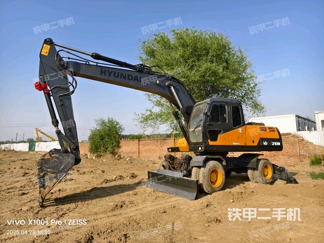 現(xiàn)代R215-7挖掘機