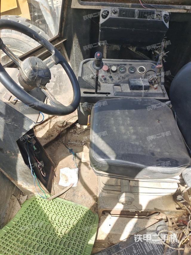 操作臺(tái)全景（壓路機(jī)駕駛室）
