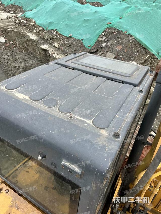 駕駛室頂部(整機(jī)外觀) 駕駛室頂部(整機(jī)外觀)