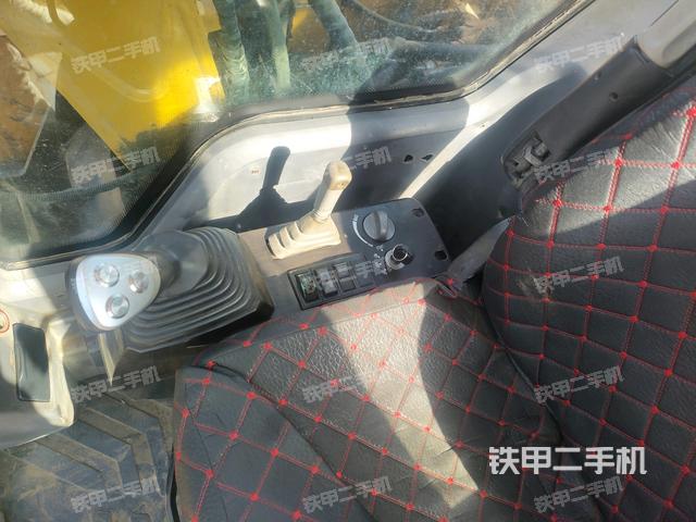 座椅右側(cè)控制臺(tái)/鑰匙門/油門/含右手柄（駕駛室部分）