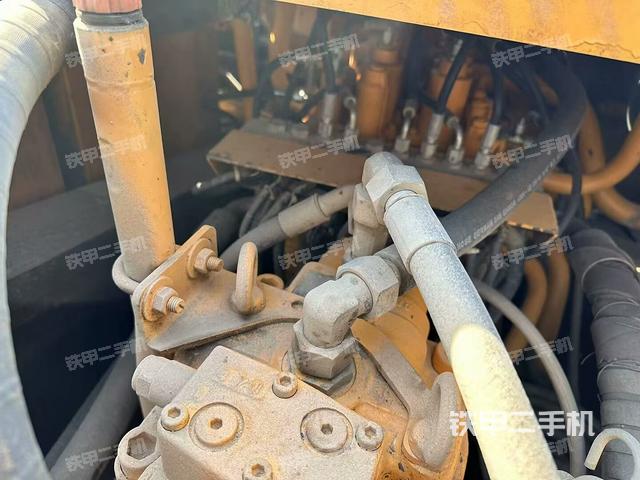 回轉(zhuǎn)馬達(dá)和主控閥(整機(jī)外觀) 回轉(zhuǎn)馬達(dá)和主控閥(整機(jī)外觀)