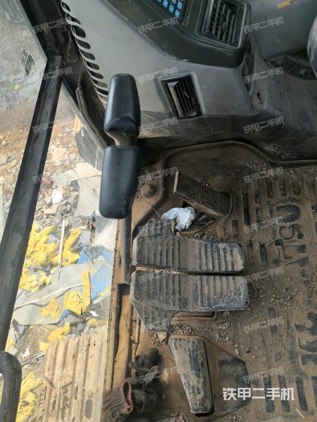 行走控制手柄和踏板?俯拍（駕駛室部分）