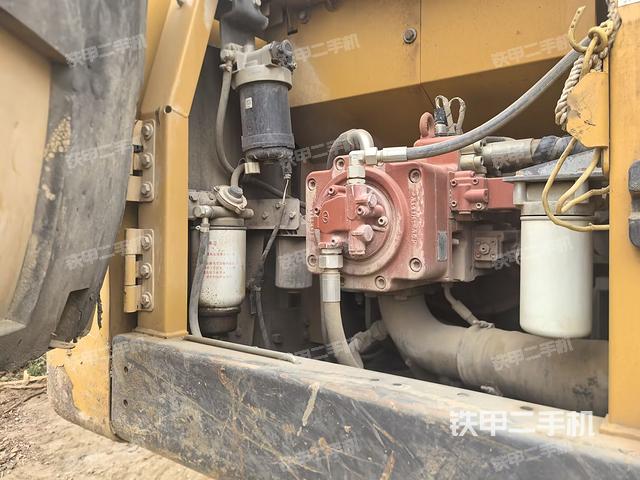 液壓泵艙室正面整體（整機外觀）