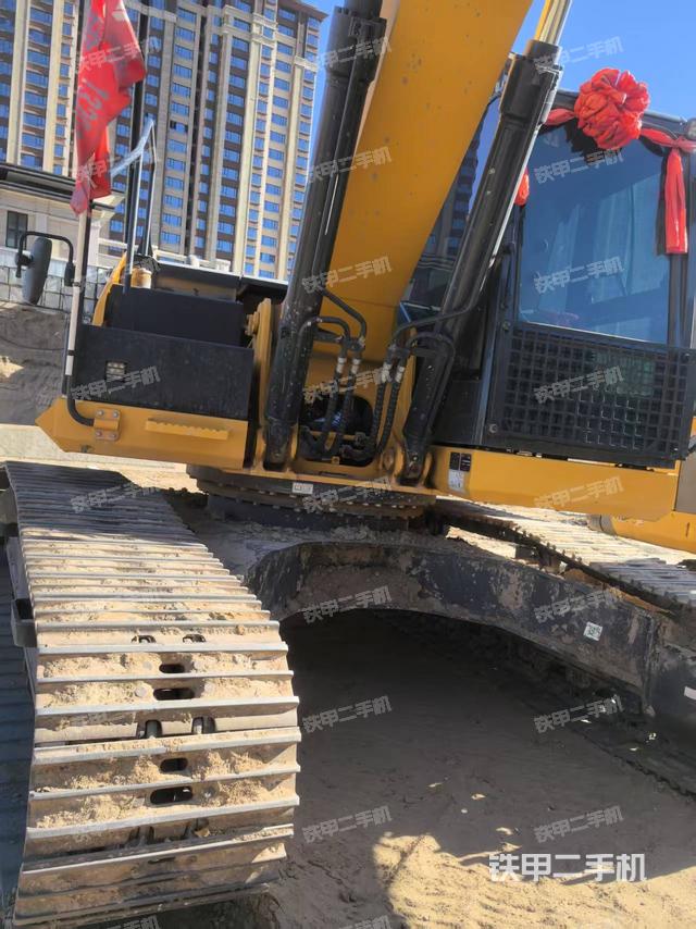 單側(cè)履帶整體(整機(jī)外觀) 單側(cè)履帶整體(整機(jī)外觀)