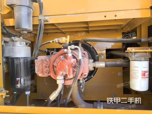 液壓泵艙室正面整體(整機(jī)外觀) 液壓泵艙室正面整體(整機(jī)外觀)
