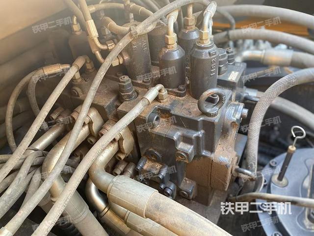 回轉(zhuǎn)馬達(dá)和主控閥（整機(jī)外觀）