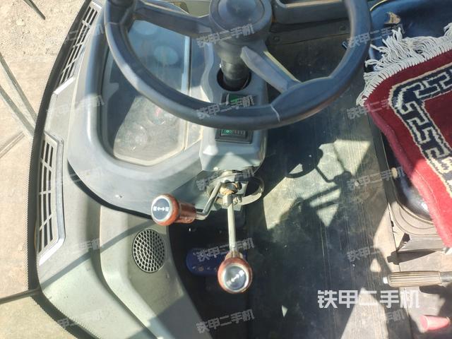 駕駛室內(nèi)座椅、儀表操作手柄全景（壓路機(jī)駕駛室）