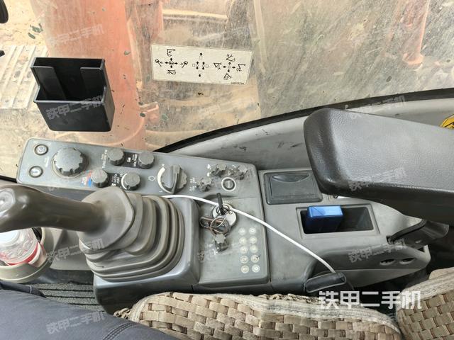 座椅右側(cè)控制臺(tái)/鑰匙門/油門/含右手柄（駕駛室部分）