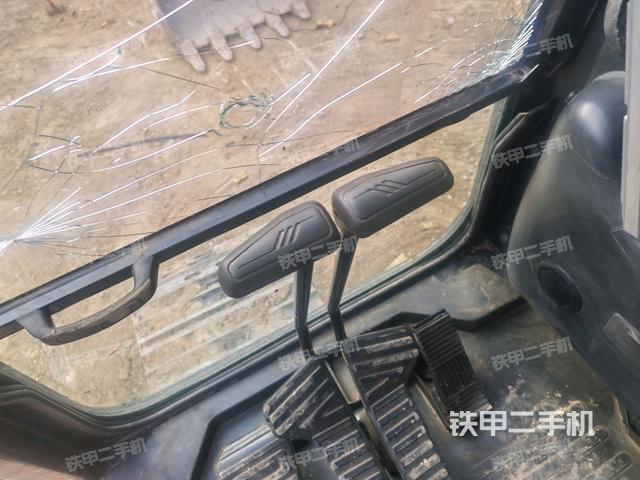 行走控制手柄和踏板?俯拍（駕駛室部分）