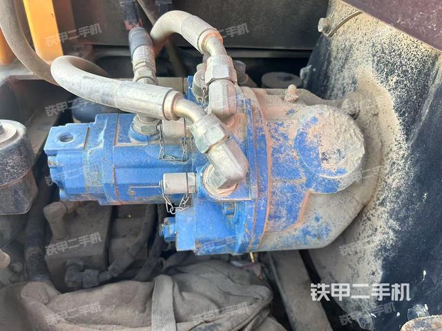 液壓泵艙室正面整體(整機外觀) 液壓泵艙室正面整體(整機外觀)