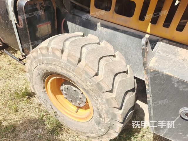 前輪左側(cè)減震塊連接及部件（壓路機(jī)前后車架）