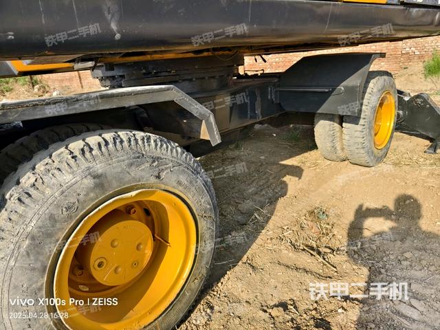 單側(cè)履帶整體(整機(jī)外觀) 單側(cè)履帶整體(整機(jī)外觀)