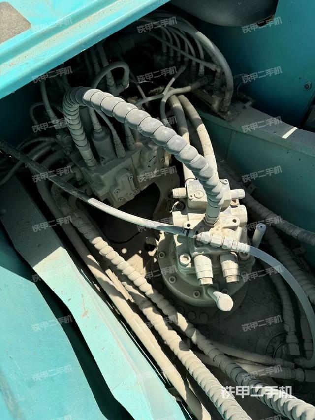 回转马达和主控阀（整机外观）