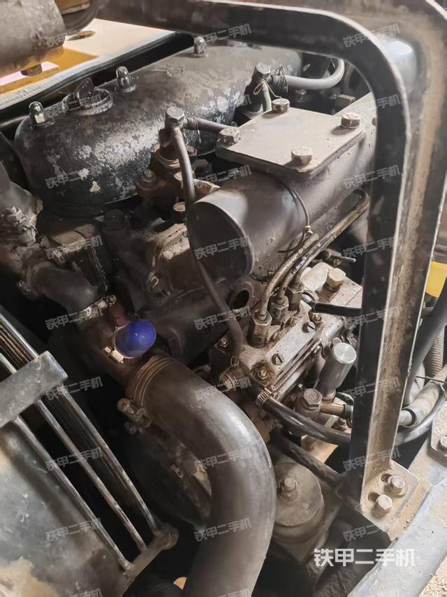 駕駛室頂部(整機(jī)外觀) 駕駛室頂部(整機(jī)外觀)
