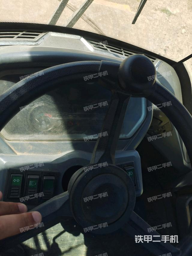 駕駛室側(cè)向上照全景（壓路機(jī)駕駛室）