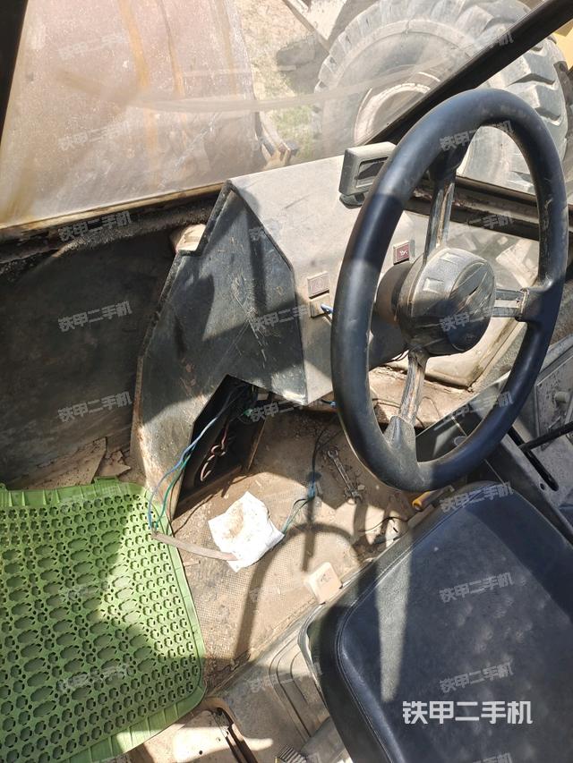 駕駛室內(nèi)座椅、儀表操作手柄全景（壓路機(jī)駕駛室）