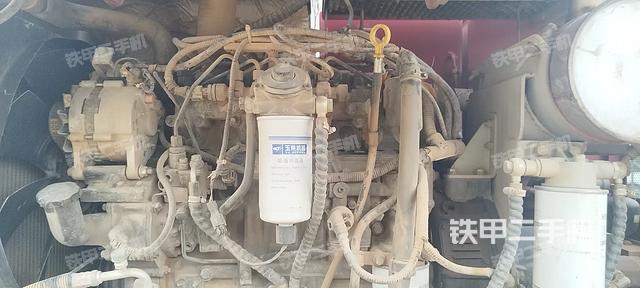 液壓泵艙室正面整體（整機外觀）