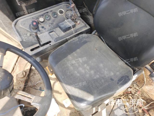 駕駛室側(cè)向上照全景（壓路機(jī)駕駛室）