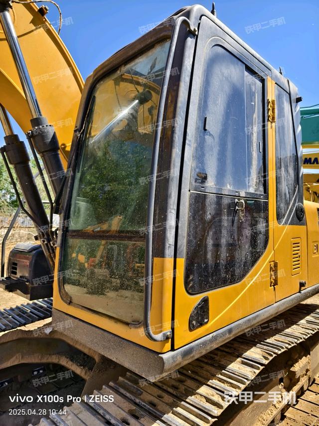 駕駛室整體(整機(jī)外觀) 駕駛室整體(整機(jī)外觀)