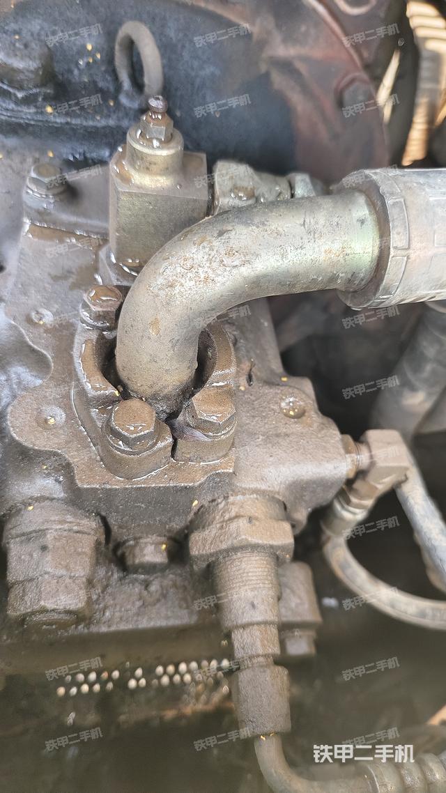 液压泵舱室正面整体（整机外观）