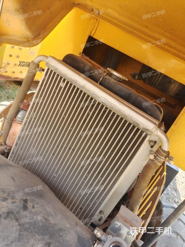 發(fā)動(dòng)機(jī)上部全景（壓路機(jī)發(fā)動(dòng)機(jī)艙）