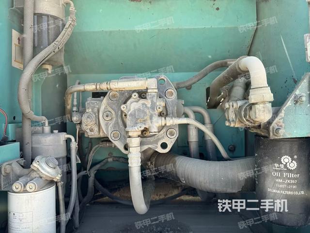 液压泵舱室正面整体（整机外观）