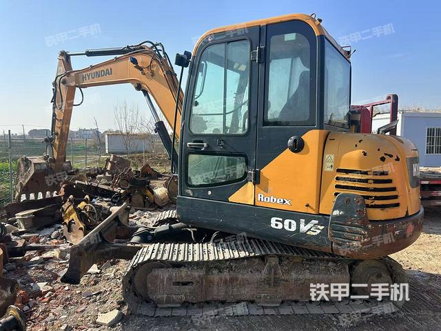 現(xiàn)代R 60VS挖掘機(jī)
