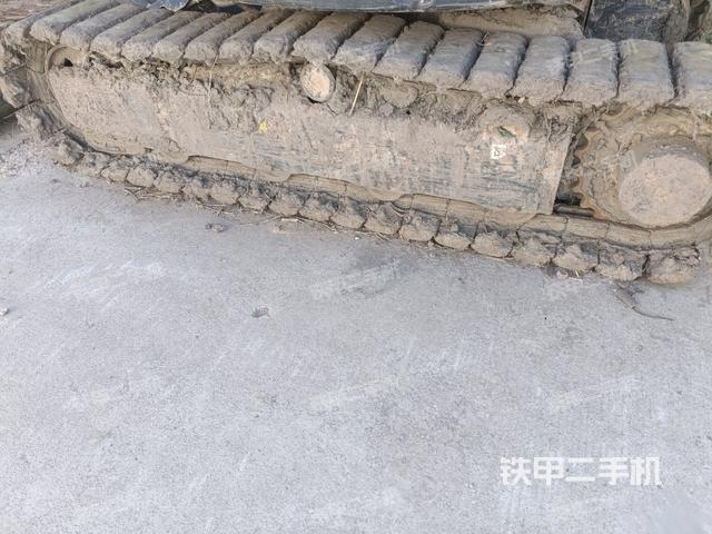 單側(cè)履帶整體(整機(jī)外觀) 單側(cè)履帶整體(整機(jī)外觀)