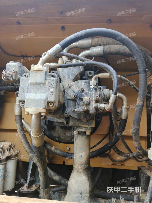 液壓泵艙室正面整體(整機外觀) 液壓泵艙室正面整體(整機外觀)