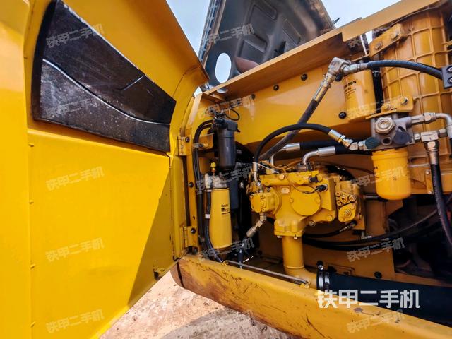 液壓泵艙室正面整體（整機外觀）