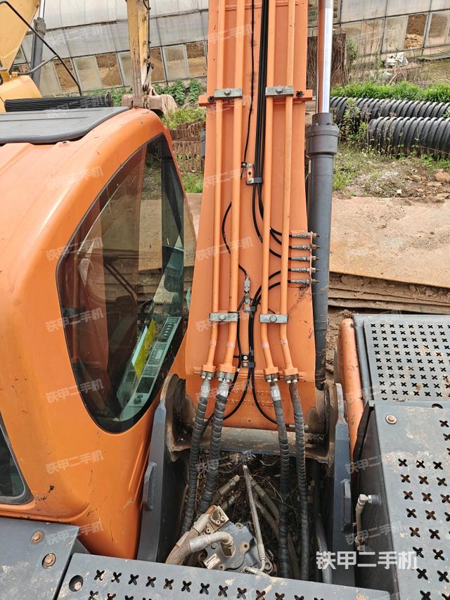 轉(zhuǎn)盤(pán)和下車架正前(工作和回轉(zhuǎn)裝置) 轉(zhuǎn)盤(pán)和下車架正前(工作和回轉(zhuǎn)裝置)