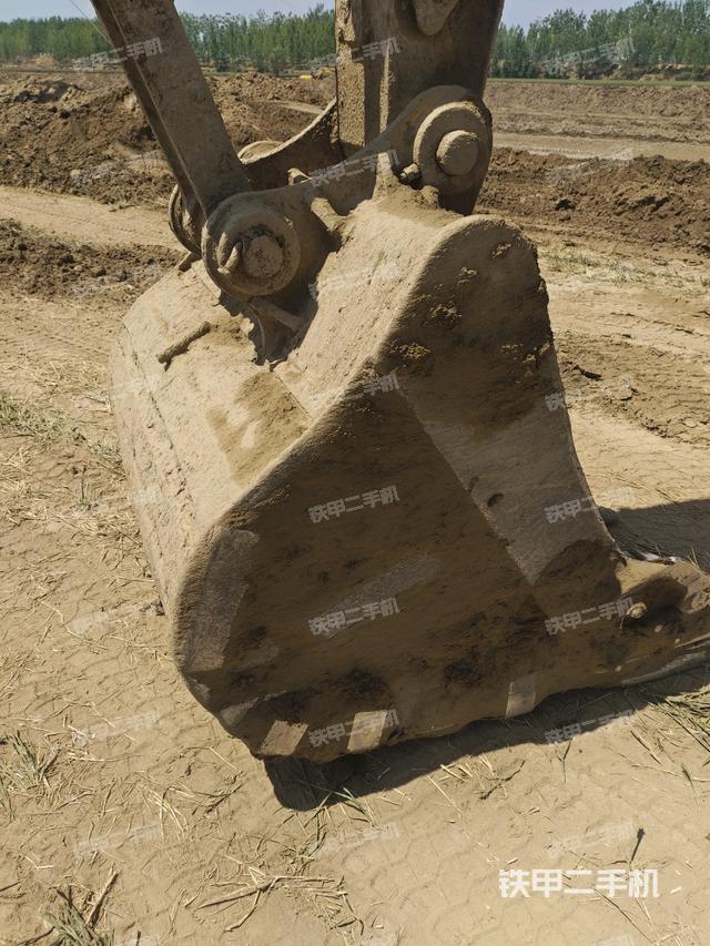 鏟斗右后整體(工作和回轉(zhuǎn)裝置) 鏟斗右后整體(工作和回轉(zhuǎn)裝置)