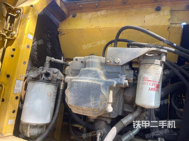 液壓泵艙室正面整體(整機外觀) 液壓泵艙室正面整體(整機外觀)