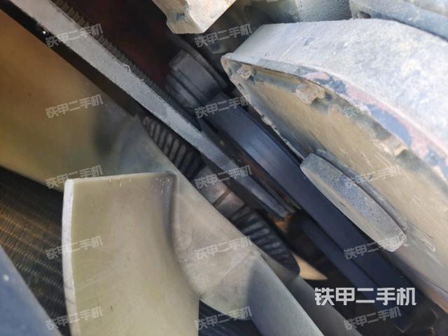 發(fā)動(dòng)機(jī)右側(cè)全景（壓路機(jī)發(fā)動(dòng)機(jī)艙）