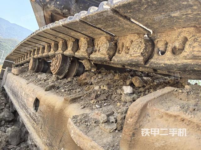 單側(cè)履帶整體(整機(jī)外觀) 單側(cè)履帶整體(整機(jī)外觀)
