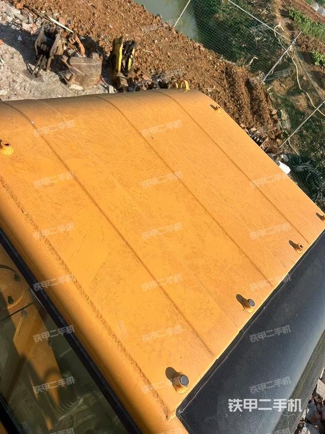 駕駛室頂部(整機外觀) 駕駛室頂部(整機外觀)