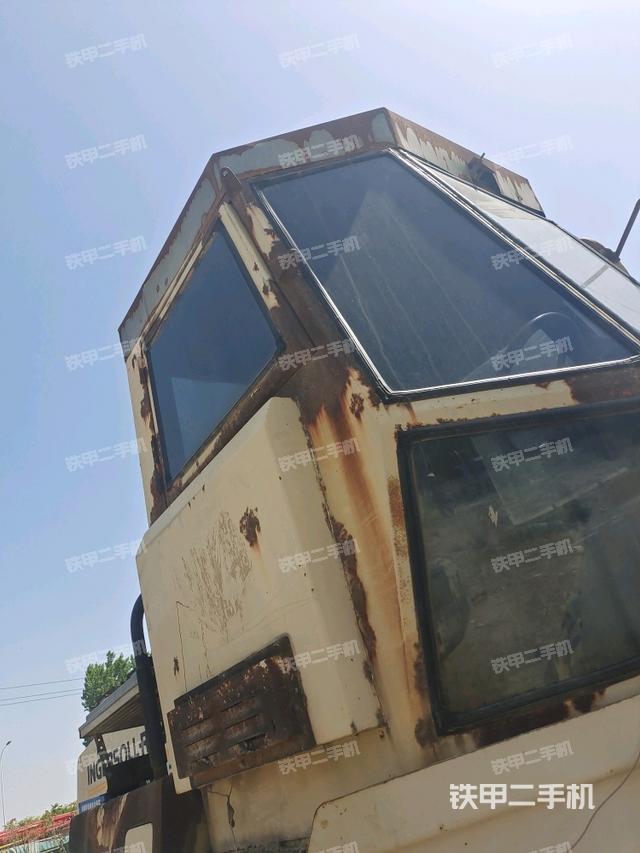 左側(cè)正面照（壓路機(jī)駕駛室）